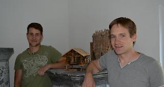 Lernender Tobias Wyer (l.) mit seinem Lehrmeister Marco Truffer.