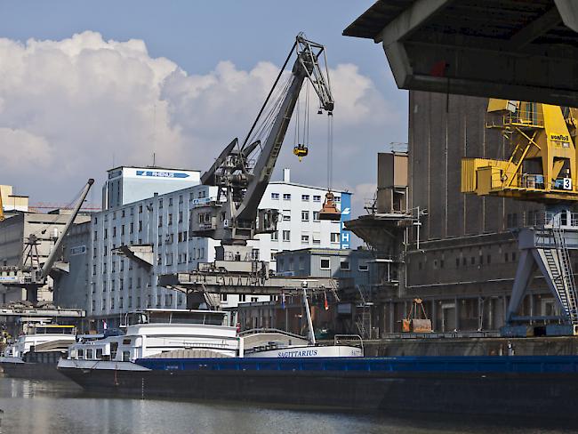 Die Schweizer Handelsflotte besteht aus 49 Schiffen mit einer Ladekapazität von einer Million Tonnen. Im Bild der Hafen Kleinhüningen in Basel. (Symbolbild)