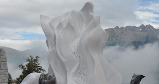 Endspurt. Vincent Beaufils-Hourdigas aus Frankreich h&auml;mmert noch grobe St&uuml;cke aus seiner Skulptur