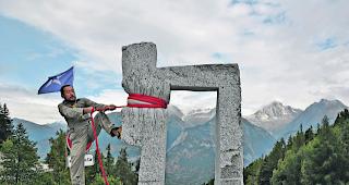 Imposante Illusion. Der Chinese Yang Liu knotet mit voller Kraft seine Steinskulptur zusammen. 