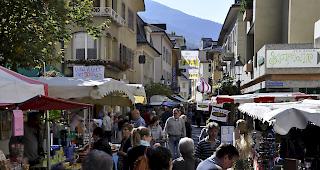 Die Bahnhofstrasse am Herbstmarkt war w&auml;hrend dem Mittag gut gef&uuml;llt.