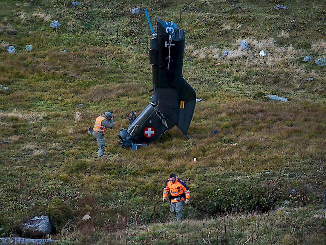 Die beiden Piloten kamen ums Leben: Fotografen der Schweizer Armee lichten am Mittwoch das Wrack ab.