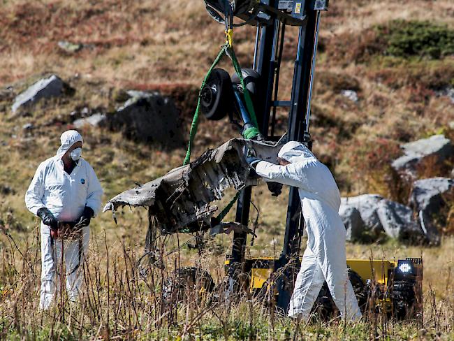 Spezialisten räumen die Überreste des verunglückten Helikopters weg. Wie lange die Beweissicherung noch dauern wird, ist unklar.