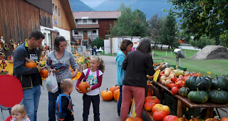 K&uuml;rbisse in allen Formen und Gr&ouml;ssen wurden zum Verkauf feilgeboten.
