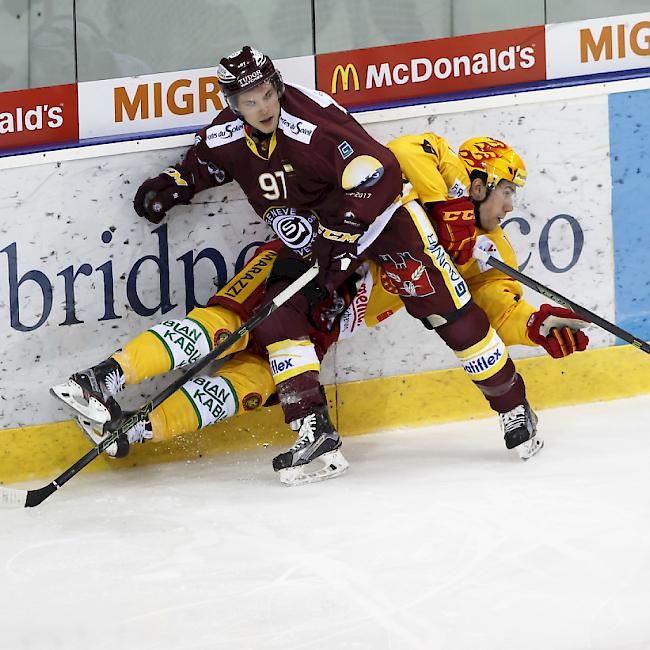 Mike Santorelli lässt Langnaus Yannick-Lennart Albrecht an der Bande keine Chance