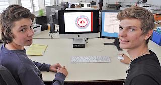 Jan Brantschen und Laurent Perren (l.), Polygrafenlehrlinge bei der Valmedia AG.