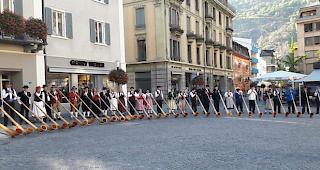 &Uuml;ber 60 Alphornbl&auml;ser haben sich auf dem Sebastiansplatz in Brig versammelt.