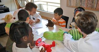 Wie gehts uns denn heute? Die Kinder schl&uuml;pften f&uuml;r einmal in die Rolle des Arztes. 