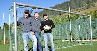 Noch keinen Dress, daf&uuml;r aber schon B&auml;lle: FC-Guttet-Feschel-Trainer Florian Schnyder und Marek Locher sowie Pr&auml;sident Cy-Robert Schmidt. (v. l.)