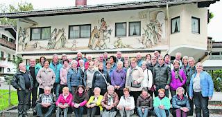 Theaterkulisse. Die WB-Reisegruppe im Zentrum des Passionsspielortes Oberammergau.  