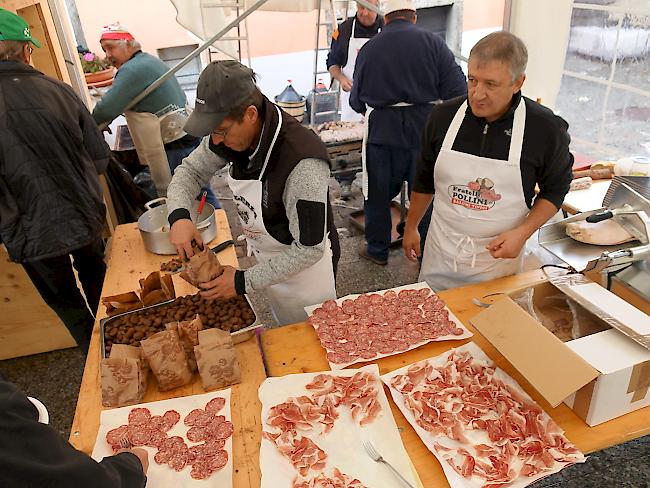 Italienische Spezialitäten prägten das Fest der Castganata am Samstag auf dem Simpiler Dorfplatz.