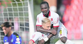 Doppel-Torsch&uuml;tzen. Akolo feiert mit Ziegler das erste Penalty-Tor.