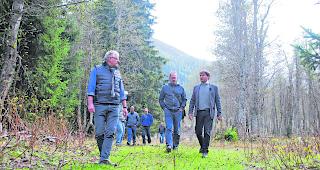 Auf dem Rundgang. Von links: Markus Aeschbach, SRP Ingenieur AG, Amad&eacute; Truffer, DEWK, und Raoul Albrecht, FMV. 