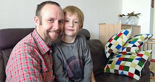 Vater Patrik Zumstein mit seinem Sohn Liam. &laquo;Er nimmt visuell viel mehr wahr.&raquo;