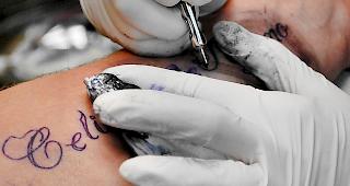 Wie ist es um die Hygiene in Tattoo-Studios bestellt? Der Staatsrat soll Antworten geben.