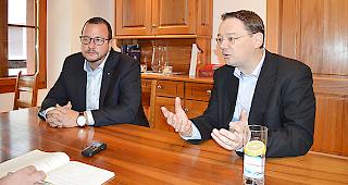 Philipp Matthias Bregy (l.) und Franz Ruppen k&auml;mpfen um das Pr&auml;sidentenamt in Naters.