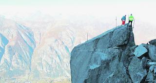 Kolossal. Die Sprengtechniker kurz vor der Z&uuml;ndung der Sprengladung auf dem 2500 Tonnen schweren Gneisblock.  