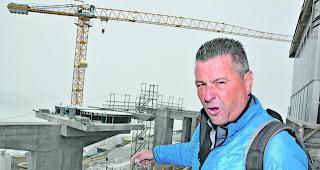 Im Grenzbereich. Projektleiter Anton Lauber bei der Talstation (Trockener Steg): &laquo;Bei konstant minus 10 bis minus 20 Grad kommen wir ans Limit.&raquo; 