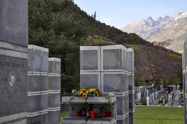 Urnengräber - wie hier auf dem Visper Friedhof im Vordergrund - lösen zunehmend die traditionellen Erdbestattungen ab.