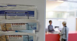 Ausbildung f&uuml;r eine Arbeit bringe nicht nur Sozialhilfebez&uuml;ger weiter, sondern n&uuml;tze auch der Wirtschaft und der Gesellschaft, schreiben SKOS und SVEB. (Symbolbild)