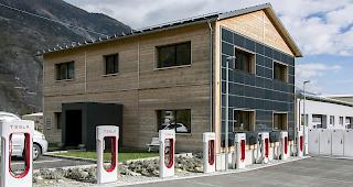 Die Gr&ouml;sste. Mit acht Tesla-&laquo;Tanks&auml;ulen&raquo; steht in Steg k&uuml;nftig die gr&ouml;sste Elektrotankstelle der Schweiz.