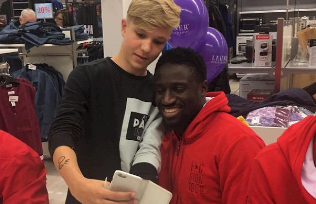 Pa Modou posiert für ein Selfie.
