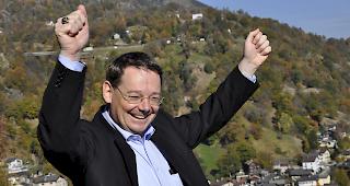 SVP-Mann Franz Ruppen ist neuer Gemeindepr&auml;sident: Hier bei der Festung in Naters in Siegerpose.