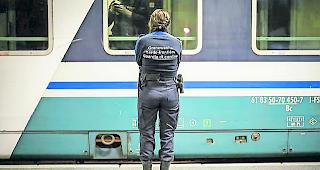 Hotspot Bahnhof. Die meisten illegal Einreisenden versuchen per Zug ins Wallis zu gelangen. Im Bild: eine Grenzw&auml;chterin am Bahnhof Brig.    