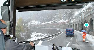 Auch bei Regen und Schnee gew&auml;hrleisten Securitas-Mitarbeiter dem Postauto p&uuml;nktliches Vorw&auml;rtskommen an der Baustelle.