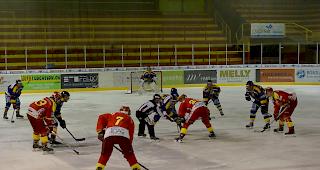 Der EHC Raron im Match gegen den HC Siders (rot).