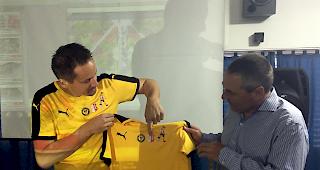 FC-Brig-Glis-Pr&auml;sident Rinaldo Arnold mit Pr&auml;senten f&uuml;r Gemeindepr&auml;sident Carlos Volpato. 