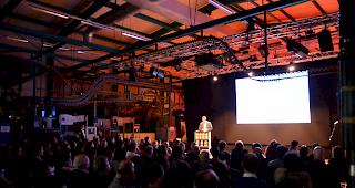 Der Anlass ging in der Druckerei der Mengis Druck AG in Visp &uuml;ber die B&uuml;hne