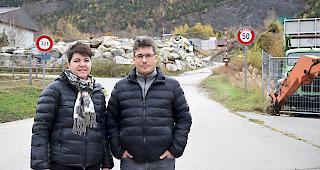 IG-Gamsen Vorstandsmitglieder Ursula Amherd und Beat Heynen vor dem Standort des Projekts.