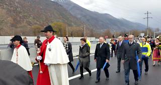 Er&ouml;ffnung des neuen Teilst&uuml;cks. Schon in B&auml;lde ist es nicht mehr zu Fuss begehbar.