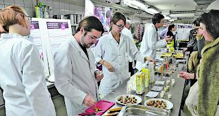 Spannende Vergleiche. Handelt es sich um tierische oder doch pflanzliche Produkte? Studierende des Studiengangs Life Technologies stellten die interessierten Besucher auf die Probe. 