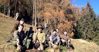 Treffsicher. Die Jagdgruppe &laquo;Blitz und Donner&raquo; konnte zum Auftakt der Nachjagd am Montag gleich drei Hirschk&uuml;he erlegen. Foto zvg