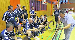 Old-Boys-Coach Pedro Schmid gibt dem Team Anweisungen.