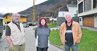 M&uuml;ssen sich weiterhin in Geduld &uuml;ben: Reinhard Gertschen, Yvonne Brennwald und Peter den Hartogh (v.l.), Einwohner der oberen Haselmattenstrasse in Naters.
