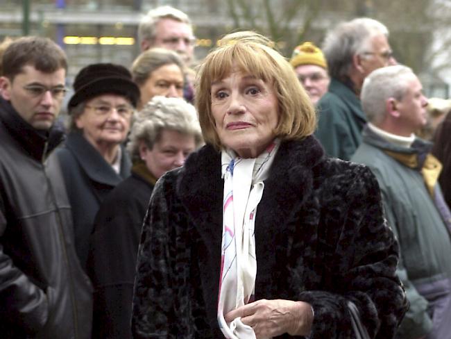 Die Schauspielerin und Sängerin Gisela May 2002 auf der Beerdigung von Hildegard Knef. Am Freitag ist sie der grossen Kollegin gefolgt. (Archivbild)
