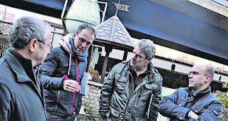 Zuchterfolg. Biologe Remo Wenger erl&auml;utert die Ursachen des Zuchterfolgs in der Fischzucht. Zuh&ouml;rer sind Stefan Zurschmitten von Pro Natura, Stefan Wenger, ehemaliger Pr&auml;sident Walliser Fischerverband, und EnBAG-Direktor Hans-Peter Burgener (von links).  