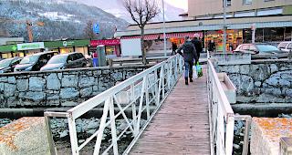 Bauf&auml;llig. Die stark frequentierte, aber schmale Fussg&auml;ngerbr&uuml;cke &uuml;ber die Lonza zwischen den Dorfschaften Gampel und Steg soll durch eine neue Br&uuml;cke ersetzt werden.  