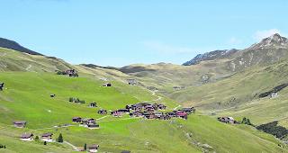 Strassberg/Inneres Fondei: Wunn&auml;rbars Doorfji im gri&auml;nu Tall&hellip; 
