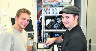 Telematik-Lehrling Silvan Ehemann zusammen mit Ausbildner Fabian Salzmann (r.) .