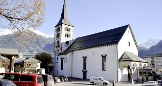 Wie lange noch? Jetzt darf bei der Kirche in Naters noch parkiert werden.