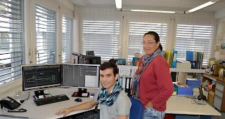 Kevin Nana (r.) bei seiner Arbeit am Computer und mit Ausbildnerin Ann Zinder (l.).