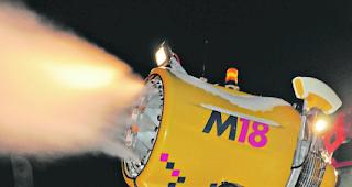 Viel Arbeit vonn&ouml;ten. Zusammen mit Beschneiern und Pistenfahrzeugfahrern sorgen Anton Ott (links) und Daniel Spring daf&uuml;r, dass die Belalp ein weisses Kleid erh&auml;lt. 