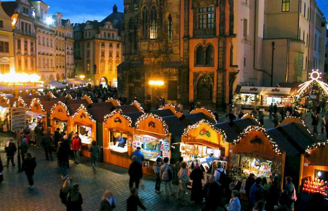 Wie aus dem Bilderbuch: Der Weihnachtsmarkt in der Prager Innenstadt.