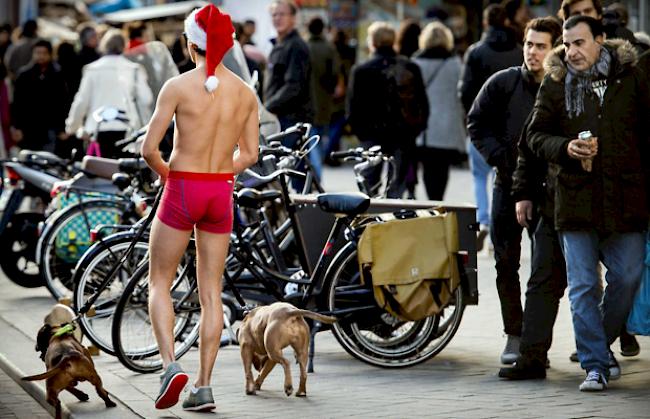 Ein etwas anderer «Weihnachtsmann» in den Strassen von Amsterdam.