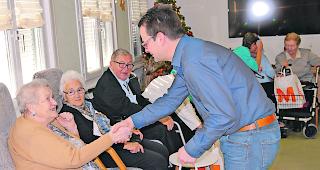 Begegnung. Rainer Oggier, Chef der Leuker Maronibrater, beschenkt die Heimbewohnerin Irene L&ouml;tscher. 