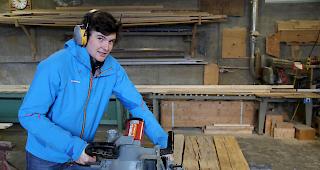 Rafael Bieler (18) arbeitet bei der Holzbau Noll AG in Glis.